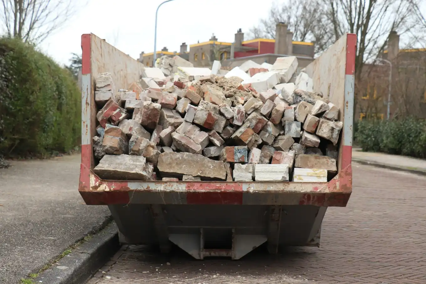 kontener z gruzem